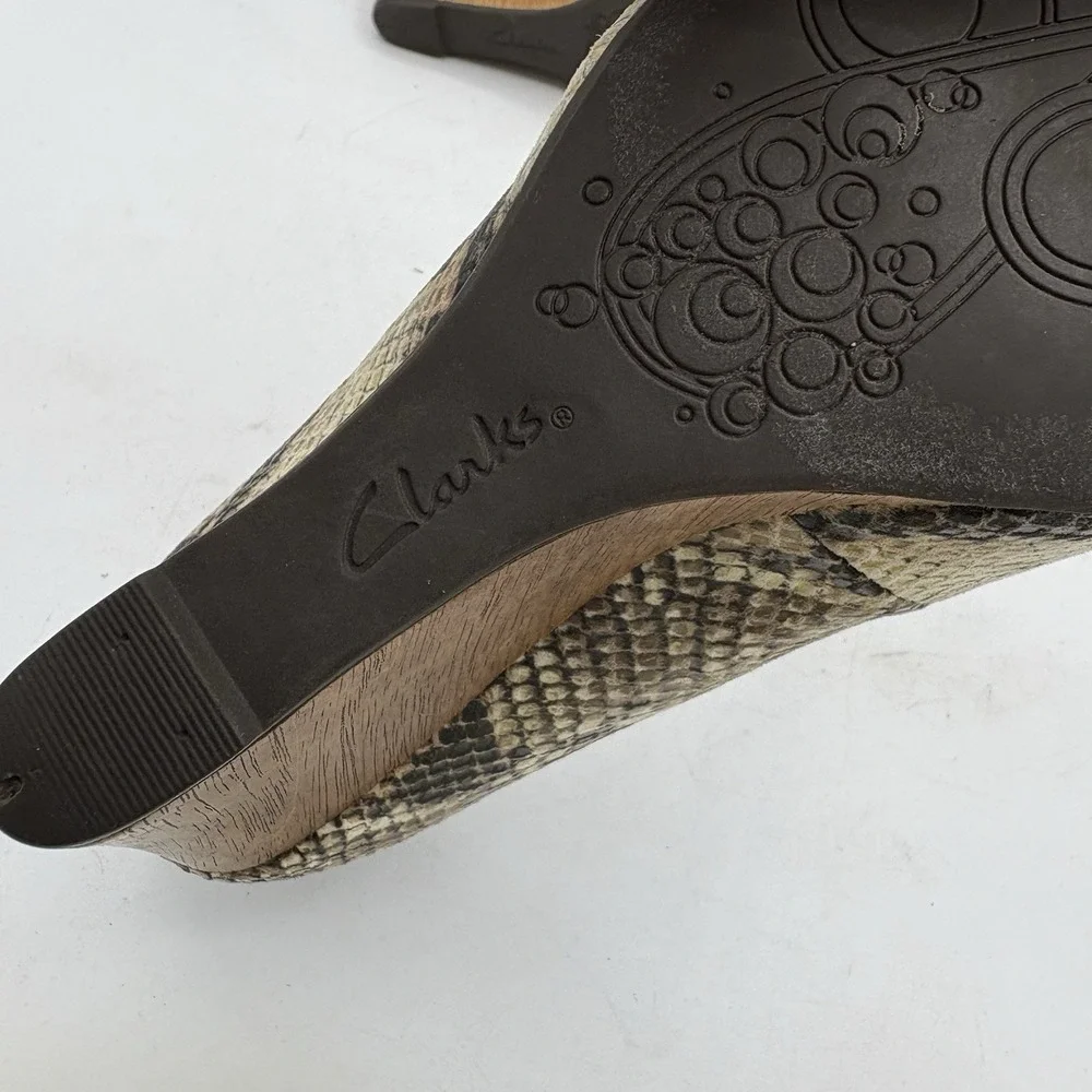 Clarks Shoes Womens Size 7.5 M Indigo Snake‎ Print Wood Wedge Pump Slip On Heels